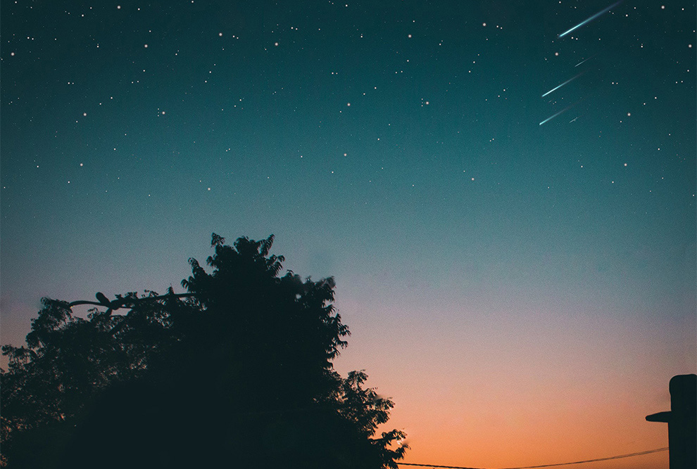 Audiodescrição: imagem colorida, céu  com estrelas e meteoros. Foto divulgação