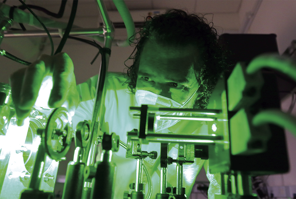 O professor Luiz Fernando Zagonel, que desenvolveu equipamento inovador em microscopia, em laboratório do Instituto de Física da Unicamp