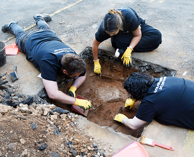 Técnicos realizaram escavações no prédio do DOI-Codi em agosto de 2023; acervo que veio para a Unicamp estará disponível para estudantes