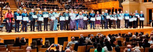 Entidades e pessoas ao receberem a Medalha Armando de Salles Oliveira (Foto: Cecília Bastos/ USP Imagens)