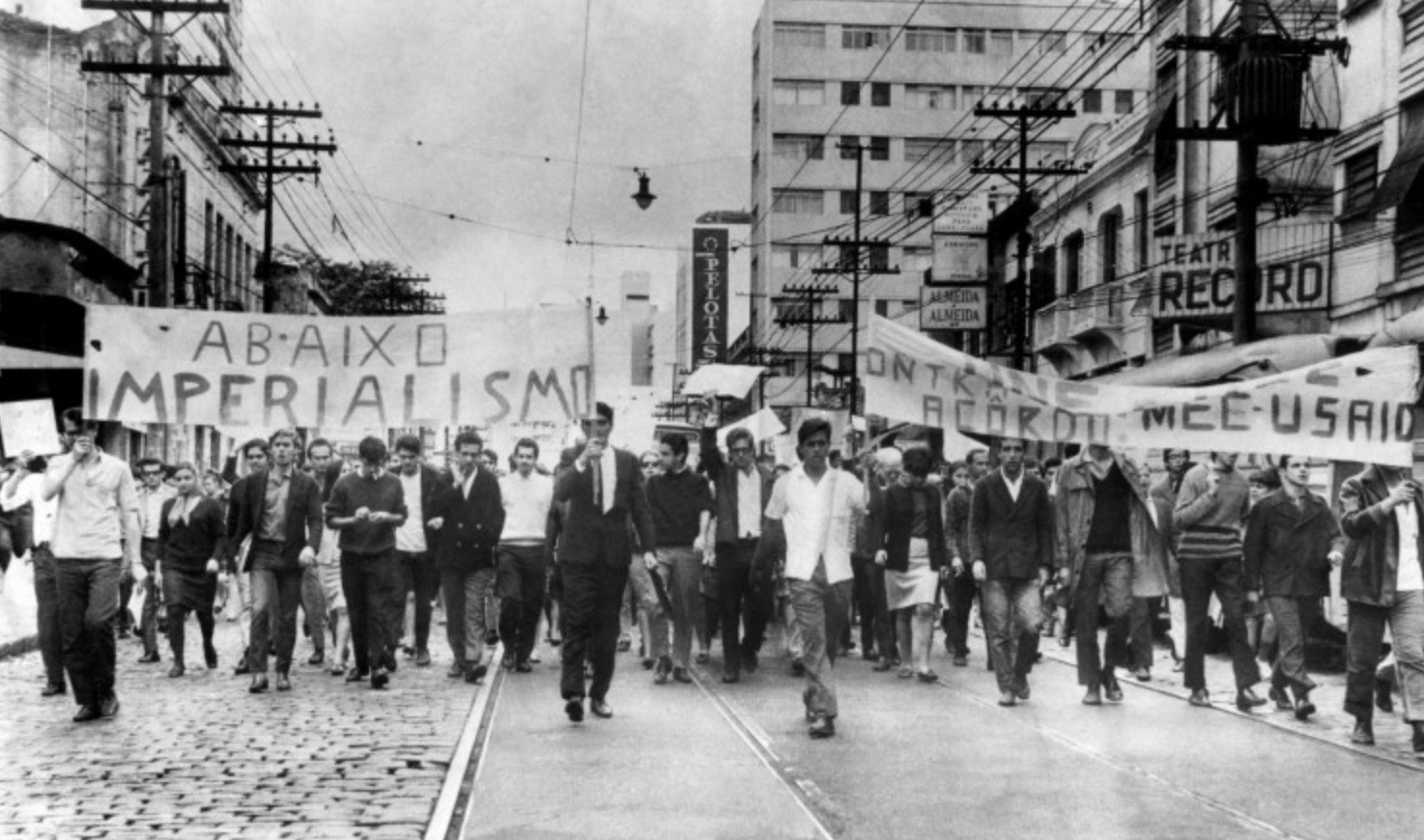 Estudantes protestam em São Paulo contra o acordo MEC-Usaid, em 1968: norte-americanos orientaram políticas educacionais no Brasil durante a ditadura (Foto: Reprodução)