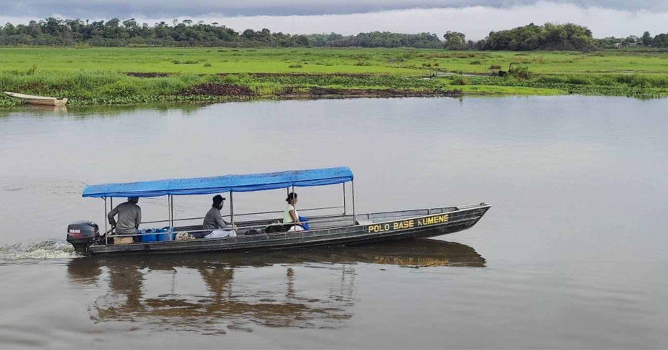 Transporte de moradores de aldeia em barco da Emsi (Equipe Multidisciplinar da Saúde Indígena) no rio Oiapoque: deslocamento de médicos e problemas estruturais estão entre os gargalos