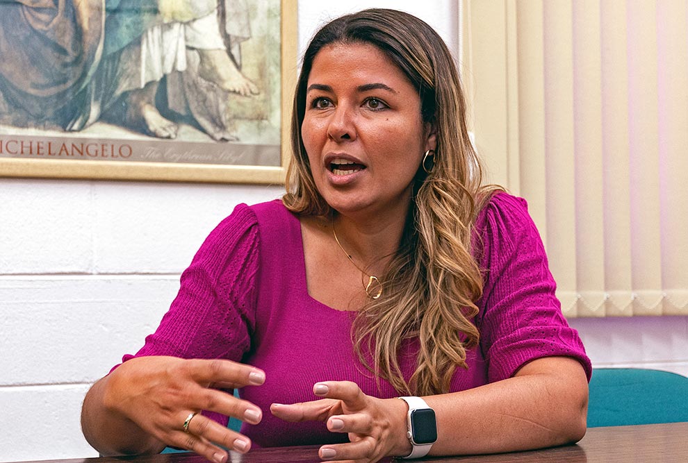 A professora Daniela Alves: estudo revela a complexidade do trabalho do enfermeiro que atua em equipes de transplante