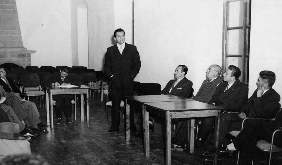 Celso Furtado (em pé) durante reunião da Cepal, em Quito, Equador, em 1954: entidade inspirou Escola de Campinas