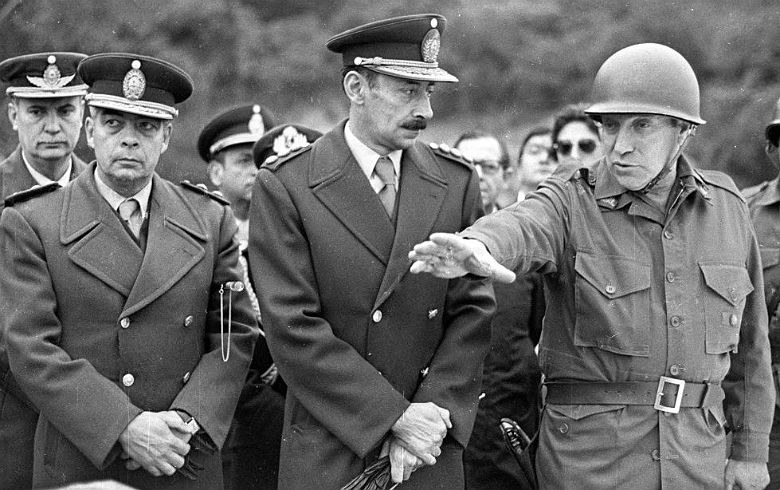 General Jorge Videla (centro), presidente da Argentina entre 1976 e 1981