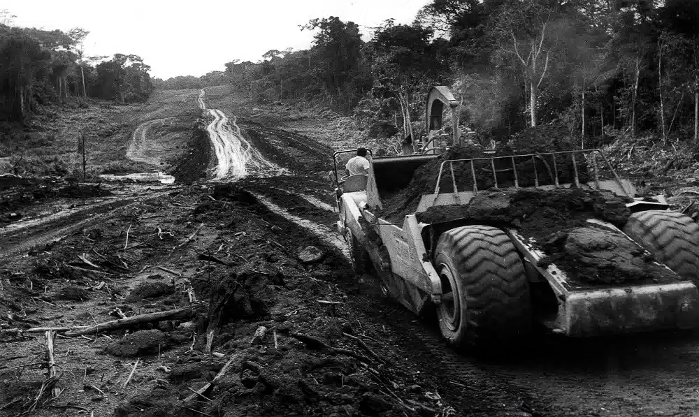 Início das obras da Transamazônica, em 1970: depois de 54 anos, área desmatada na Amazônia equivale ao território ocupado pelos Estados de São Paulo, Paraná, Santa Catarina e Rio Grande do Sul (Foto: Reprodução)
