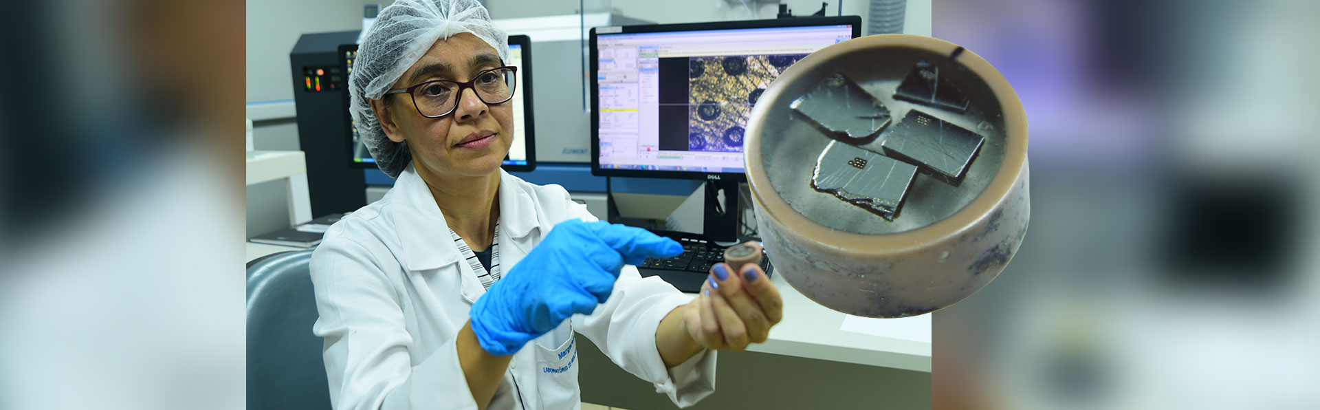 Margareth Sugano Navarro, autora da pesquisa, exibe amostra de fragmentos de meteorito (no destaque, à esquerda): quantificando a composição química