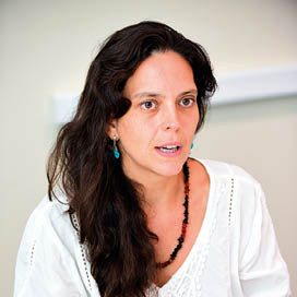 Camila Dias, mestre em ciências farmacêuticas e uma das organizadoras da coletânea