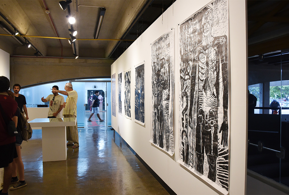 A exposição Rostos e Ruas apresentam um conjunto de gravuras impressas em papel e produzidas, a partir de 2014, no ateliê Grafika 3, no Jardim Maria Estela, na zona sul de São Paulo