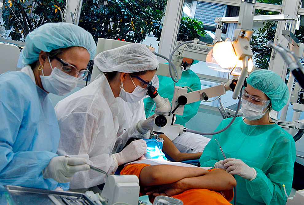 Prorfissionais durante procedimento em um dos laboratórios da FOP; o curso de Odontologia figura na 23ª posição pelo ranking QS 