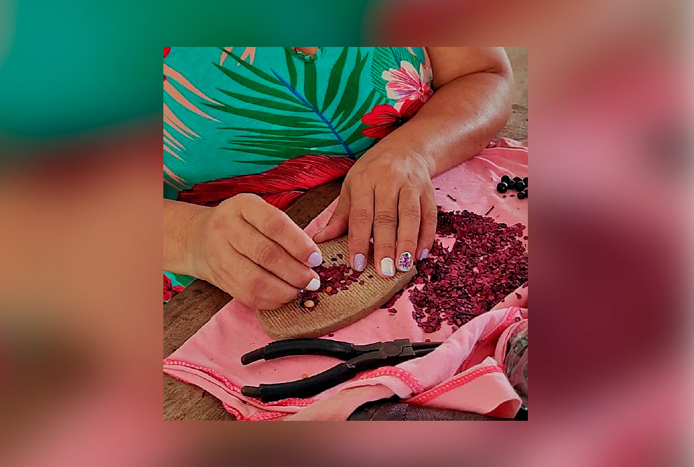 Artesã realizando a confecção de biojóias na Comunidade de Jamaraquá 